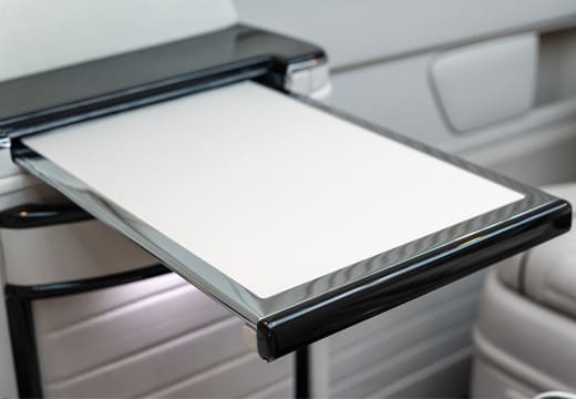 Full automatic folding table